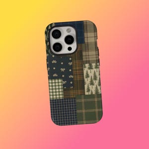 Può includere: Una custodia per telefono patchwork con una miscela di motivi nei toni del verde, blu e marrone. Il design include motivi a quadri, fiocchi e alberi. La custodia è progettata per uno smartphone.