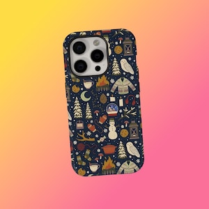 Może przedstawiać: Granatowe etui na telefon z zimowym wzorem. Projekt zawiera ilustracje ogniska, sowy, swetra, bałwana, rękawic i innych elementów zimowych. Etui ma błyszczące wykończenie i wycięcie na aparat.