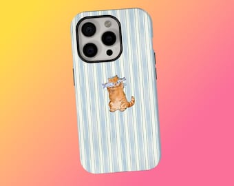 Puede incluir: Funda de teléfono con una ilustración de un gato atigrado sosteniendo dos peces en la boca. La funda tiene un patrón de rayas azules y blancas y un módulo de cámara negro.