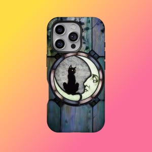 Puede incluir: Funda de tel&eacute;fono con dise&ntilde;o de vidriera. Presenta un gato negro sobre una luna creciente, sobre un fondo de vetas de madera oscura con un degradado de color. El gato y la luna est&aacute;n en un marco circular.