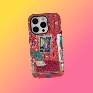 Puede incluir: Una funda de teléfono roja con una escena interior vibrante. El diseño incluye una pintura de un tigre, un sofá rojo y papel pintado floral. La funda está diseñada para un smartphone.