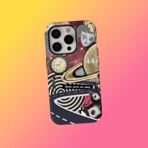 Pode incluir: Capa de telefone com um design de colagem surrealista. A capa inclui um relógio, um planeta e o número "444". O design incorpora uma estrada, um olho e o texto "Maybe you're not asleep."