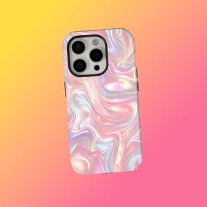Könnte beinhalten: Smartphone-Hülle mit einem wirbelnden, irisierenden Design in Rosa-, Weiß- und Blautönen. Die Hülle hat einen schwarzen Kameraausschnitt und Knöpfe. Das Design ist modern und abstrakt.