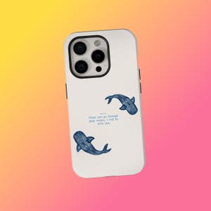 Könnte beinhalten: Weißes Handycase mit zwei blauen Walillustrationen. Der Text "When you go through deep waters, I will be with you" ist auf dem Case abgebildet.