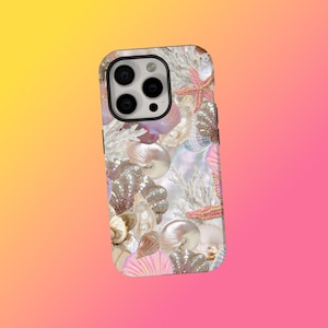 Puede incluir: Una funda de teléfono con un collage de conchas marinas, estrellas de mar y coral en tonos blancos, rosas y beige. La funda tiene un acabado brillante y un recorte para la cámara.