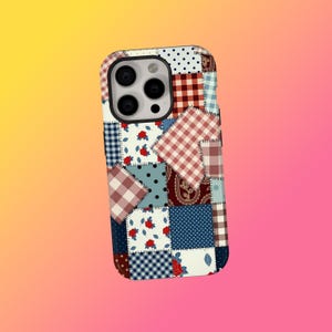 Puede incluir: Funda de teléfono colorida con diseño de patchwork. La funda presenta una variedad de patrones, incluyendo lunares, cuadros vichy e estampados florales en tonos rojos, azules y blancos. La funda tiene un recorte para la cámara.