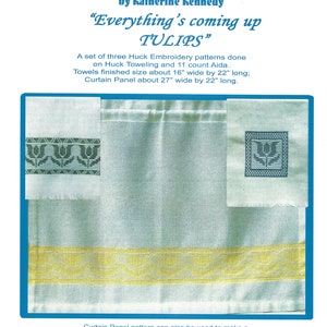 Può includere: Un set di tre motivi di ricamo per asciugamani e un pannello per tende, con un design di tulipani. I motivi sono intitolati "Everything's coming up TULIPS" e sono di Swedish Weave Designs di Katherine Kennedy. I motivi sono per Huck Toweling e Aida a 11 fili. Gli asciugamani misurano circa 41 cm di larghezza per 56 cm di lunghezza, e il pannello per tende misura circa 69 cm di larghezza per 56 cm di lunghezza.