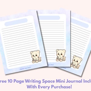 Puede incluir: Tres p&aacute;ginas de mini diario con l&iacute;neas, con un borde de acuarela azul claro y una ilustraci&oacute;n de oso de dibujos animados. Las p&aacute;ginas tienen un encabezado azul claro y una peque&ntilde;a ilustraci&oacute;n de oso en la parte inferior. El texto "Digital Cry Club" es visible.