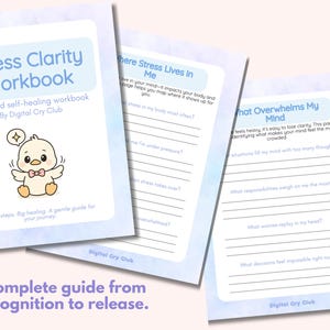 Op de afbeelding: Een werkboek getiteld "Stress Clarity Workbook" met een cartoon eendenillustratie. Het werkboek bevat pagina's met vragen over stress en zelfgenezing. De tekst "Complete gids van herkenning tot release" is ook zichtbaar.