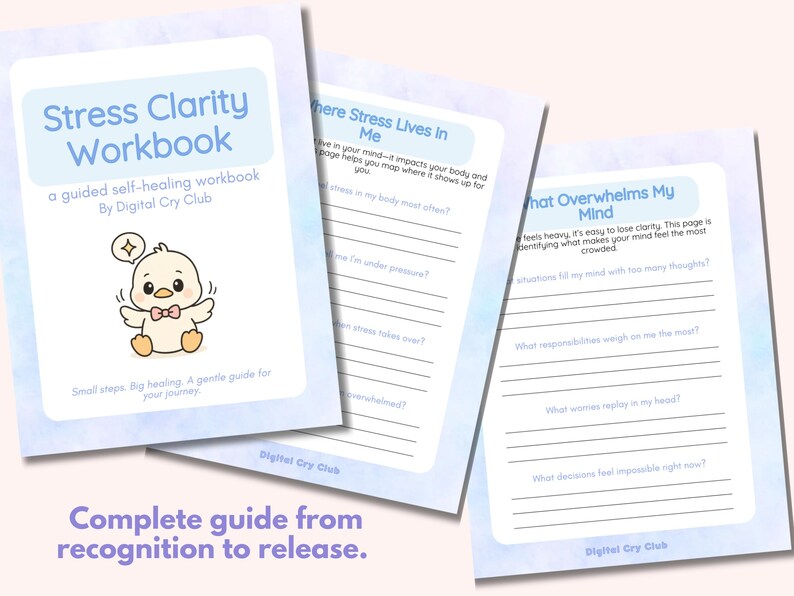 Op de afbeelding: Een werkboek getiteld "Stress Clarity Workbook" met een cartoon eendenillustratie. Het werkboek bevat pagina's met vragen over stress en zelfgenezing. De tekst "Complete gids van herkenning tot release" is ook zichtbaar.