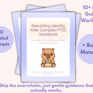 Può includere: Una pila di quaderni di lavoro intitolati "Rebuilding Identity After Complex PTSD Workbook" con un orsetto dei cartoni animati che tiene in mano dei pezzi di puzzle. La copertina include il testo "40 Guided Prompts" e "10+ Page Guided Workbook + Bonus Material!". In basso si legge "Skip the overwhelm, just gentle guidance that actually works."