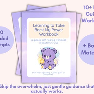 Op de afbeelding: Een stapel paarse werkboeken met de titel "Learning to Take Back My Power Workbook". De omslag toont een paarse berenillustratie. Tekst bevat "40 begeleide prompts" en "10+ pagina's begeleid werkboek + bonusmateriaal!"