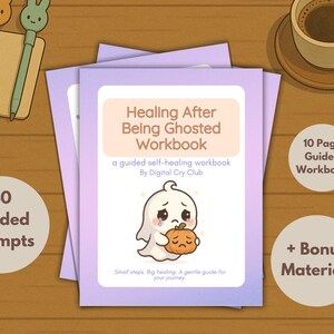 Może przedstawiać: Podręcznik zatytułowany "Healing After Being Ghosted Workbook" z kreskówkowym duchem trzymającym dynię. Podręcznik zawiera 40 wskazówek, 10-stronicowy podręcznik i materiały bonusowe. Widoczne są również długopisy i filiżanka kawy.