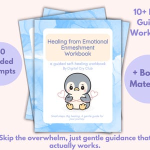 Op de afbeelding: Een stapel werkboeken met een lichtblauwe aquarel achtergrond. De omslag toont een cartoonpinguïn en de titel "Healing from Emotional Enmeshment Workbook". Tekst bevat "40 begeleide prompts" en "10+ pagina's begeleid werkboek".