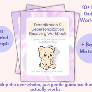 Op de afbeelding: Een stapel werkboeken met een lichtpaars en wit ontwerp. De omslag toont een cartoonbeer en de tekst "Derealization & Depersonalization Recovery Workbook". Extra tekst bevat "40 Guided Prompts" en "10+ Page Guided Workbook".