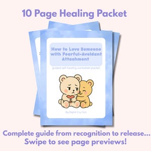 Op de afbeelding: Een stapel lichtblauwe pakketten met de tekst "10 Page Healing Packet". De omslag luidt "How to Love Someone with Fearful-Avoidant Attachment" met twee cartoonberen. De onderkant van het pakket luidt "Complete guide from recognition to release... Swipe to see page previews!"