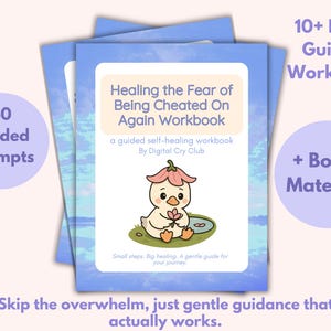 以下が含まれることがあります： 「Healing the Fear of Being Cheated On Again Workbook」というタイトルのワークブックの山。漫画のアヒルのイラストが描かれています。表紙には「40のガイド付きプロンプト」、「10ページ以上のガイド付きワークブック」、そして「+ボーナス素材！」と書かれています。