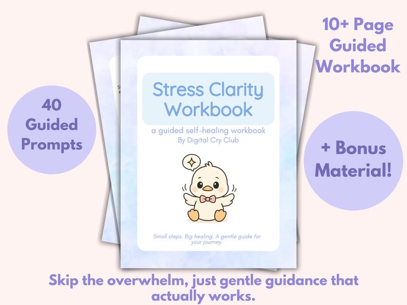 Op de afbeelding: Een stapel werkboeken met de titel "Stress Clarity Workbook" en een eendenillustratie. Het werkboek belooft 40 begeleide prompts, 10+ pagina's en bonusmateriaal. De tekst luidt "Skip the overwhelm, just gentle guidance that actually works."