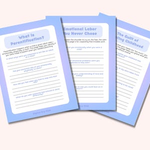 Op de afbeelding: Drie lichtblauwe, bedrukbare pagina's met tekst. De pagina's heten "Wat is Parentificatie?", "Emotionele Arbeid die je nooit koos" en "De Schuld van Rouwende Jeugd". Elke pagina heeft een lichtblauwe rand en gelijnde ruimtes om in te schrijven.