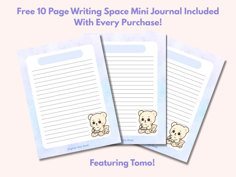 Op de afbeelding: Drie gelinieerde journaalpagina's met een lichtblauwe aquarel wasrand en een cartoon beer illustratie. De tekst bovenaan luidt "Free 10 Page Writing Space Mini Journal Included With Every Purchase!" en "Featuring Tomo!" onderaan.