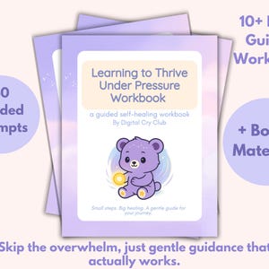 Puede incluir: Una pila de cuadernos morados titulados "Learning to Thrive Under Pressure Workbook" con una ilustración de oso de dibujos animados. El cuaderno incluye 40 indicaciones guiadas y material adicional. El texto de la portada dice "a guided self-healing workbook".