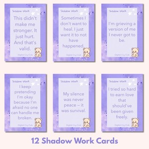 Puede incluir: Un conjunto de 12 tarjetas de "Shadow Work" con un fondo morado claro. Cada tarjeta presenta una cita en texto blanco, una peque&ntilde;a ilustraci&oacute;n de oso y el texto "Digital Cry Club". Las tarjetas est&aacute;n dise&ntilde;adas para la autorreflexi&oacute;n.