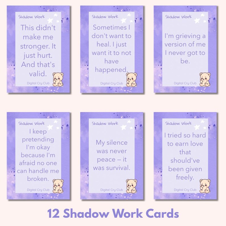 Puede incluir: Un conjunto de 12 tarjetas de "Shadow Work" con un fondo morado claro. Cada tarjeta presenta una cita en texto blanco, una peque&ntilde;a ilustraci&oacute;n de oso y el texto "Digital Cry Club". Las tarjetas est&aacute;n dise&ntilde;adas para la autorreflexi&oacute;n.