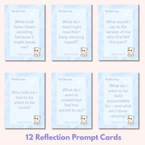 Puede incluir: Doce tarjetas de preguntas de reflexi&oacute;n con fondo azul claro y texto blanco. Cada tarjeta presenta una pregunta diferente para fomentar la introspecci&oacute;n. Las tarjetas incluyen una ilustraci&oacute;n de oso y el texto "Digital Cry Club."