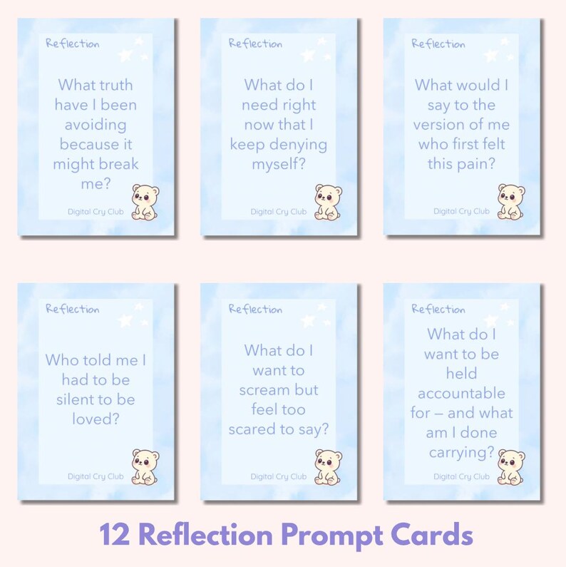 Puede incluir: Doce tarjetas de preguntas de reflexi&oacute;n con fondo azul claro y texto blanco. Cada tarjeta presenta una pregunta diferente para fomentar la introspecci&oacute;n. Las tarjetas incluyen una ilustraci&oacute;n de oso y el texto "Digital Cry Club."