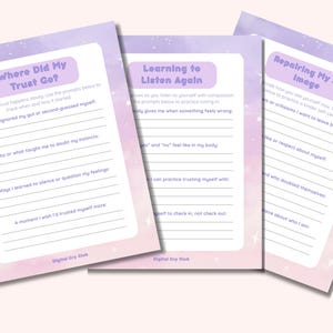 Puede incluir: Tres p&aacute;ginas de diario con indicaciones para la autorreflexi&oacute;n. Las p&aacute;ginas tienen un fondo de acuarela suave en tonos morado y rosa con texto como "&iquest;D&oacute;nde se fue mi confianza?" y "Aprendiendo a escuchar de nuevo". Las indicaciones fomentan la introspecci&oacute;n.