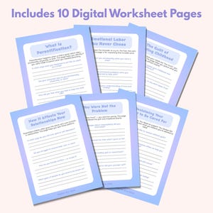 Op de afbeelding: Een stapel van tien digitale werkbladpagina's met een lichtblauwe rand en tekst. De werkbladen behandelen onderwerpen als parentificatie, emotionele arbeid en relaties. De tekst "Includes 10 Digital Worksheet Pages" staat bovenaan.