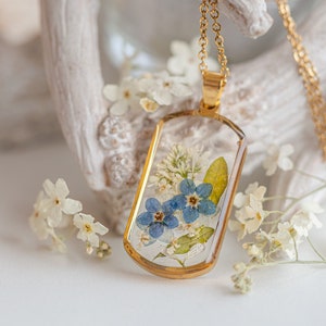 white and Forget Me Not flowers Necklace, Nature Jewelry, preserved Flower gifts unique, Pressed Flower Jewelry, Resin Flower Necklace,