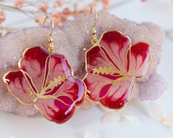 Boucles d'oreilles fleur d'hibiscus rose, boucles d'oreilles faites main, fée, boucles d'oreilles inspirées de la nature, bijoux fleurs rouges, boucles d'oreilles hawaïennes