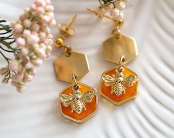 Honeycomb and bee earrings, hexagon earrings, honeycomb earrings, geometric earrings, honey jewelry, womens gift for her, nature jewelry