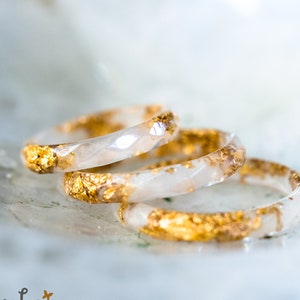 ゴールドフレーク付きホワイト樹脂リング、女性用樹脂スタッキングリング、樹脂ジュエリー、結婚指輪、かわいいリング、サムリング、ミニマリストな薄型リング
