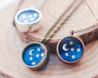 collier croissant de lune, bijoux célestes, pendentif étoiles, bijoux bleus, bijoux lune, bijoux galaxie, collier en résine, cadeaux uniques pour femmes