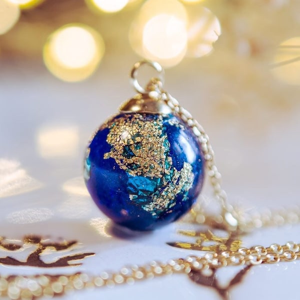 Collier planète bleue, collier terre, collier monde, bijoux en résine, pendentif boule en résine, bijoux astronomie, collier globe terrestre, cadeau pour elle