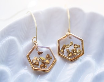 Boucles d’oreilles Gold Hexagon, boucles d’oreilles en nid d’abeille, boucles d’oreilles géométriques en or, bijoux délicats, boucles d’oreilles en résine, bijoux géométriques, cadeaux uniques pour les femmes