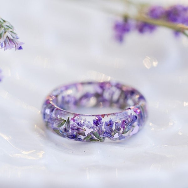 Bague en résine avec fleurs lilas séchées, bague fleur en résine, bague inspirée de la nature, noyau cottage, bague fleur pressée, cadeaux pour elle, bague de promesse