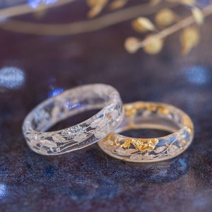 Resin ring with white flowers and gold leaf, resin flower ring, promise ring for women, nature ring, cottagecore unique ring, unique gift