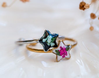 Tiny star ring with pressed flowers, dried flower ring, botanical ring, dainty ring, celestial ring, floral jewelry, unique gift for her