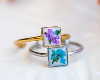 Square ring with dried flowers, pressed flower ring, botanical ring, dainty ring, floral jewelry, unique gift for her, hypoallergenic ring