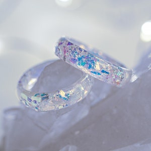 Anillo de resina blanca iridiscente, joyería Snow Winter Fairycore, anillo apilable con purpurina, regalo de promesa