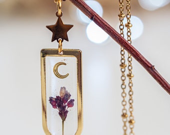 Collana con mezzaluna di fiori pressati rosa: pendente in resina botanica, acciaio inossidabile color oro o argento
