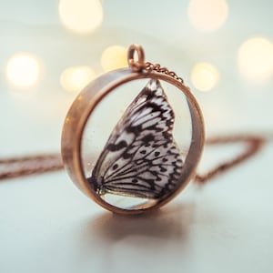 Collier papillon en papier, bijoux d&#39;automne, bijoux mignons, collier camée, cadeau unique pour femme, collier en résine, bijoux en résine, cadeaux de Noël