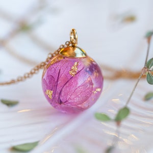 Collier d'hortensias séchés, collier de fées, bijoux inspirés de la nature, collier orbe de fleurs Fairycore, collier de fleurs pressées, bijoux de vraies fleurs Pink & gold