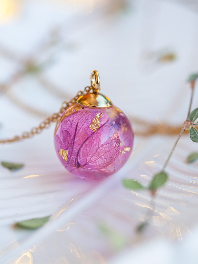 Collier d'hortensias séchés, collier de fées, bijoux inspirés de la nature, collier orbe de fleurs Fairycore, collier de fleurs pressées, bijoux de vraies fleurs Pink & gold