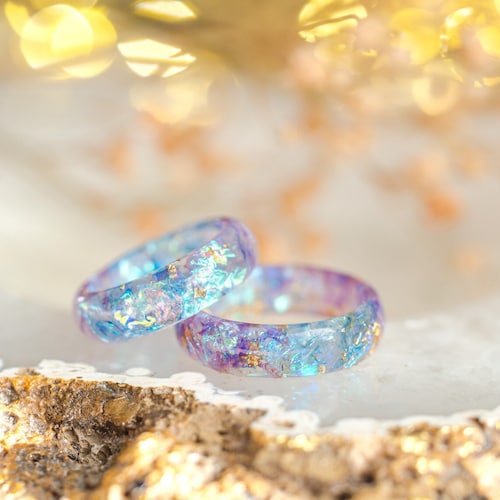 Anello in resina iridescente blu-viola / Gioiello fantasy olografico fata sirena unicorno per donna