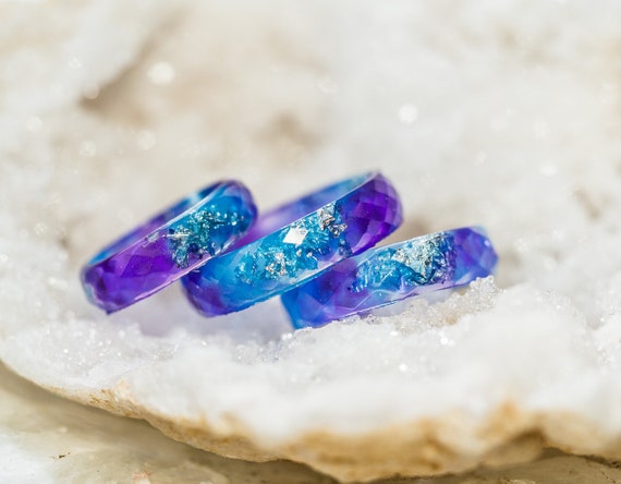 Anillo de resina p rpura y azul con copos de plata anillos de