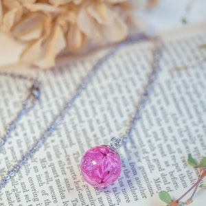 Collier d'hortensias séchés, collier de fées, bijoux inspirés de la nature, collier orbe de fleurs Fairycore, collier de fleurs pressées, bijoux de vraies fleurs Pink & silver